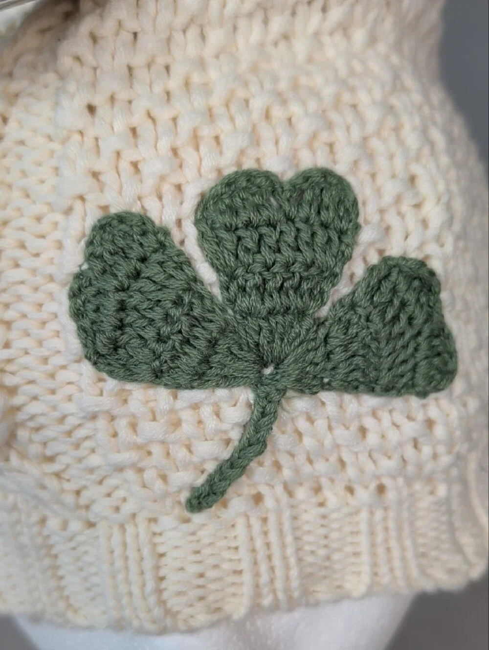 Quills Patrick Francis Aran Celtic Cream Knit PomPom Beanie Hat  W/Green Clover